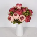 Bouquet de pivoines artificielles avec vase en céramique blanche pour décoration. - Rose rouge
