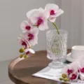 Τεχνητή σύνθεση λουλουδιών ορχιδέας phalaenopsis με γυάλινο βάζο για εσωτερική διακόσμηση. - Λευκή Μοβ Καρδιά