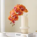 Τεχνητή πορτοκαλί ορχιδέα Phalaenopsis σε λευκό βάζο για μοντέρνα διακόσμηση σπιτιού. - Πορτοκαλί