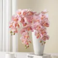 Τeχνητή ροζ ορχιδέα phalaenopsis σε λευκό βάζο για διακόσμηση σπιτιού και εσωτερικούς χώρους. - Ροζ