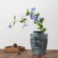 Künstliche Prunkwinde Blumenranke, langer Stiel blaue Kunstblume in rustikaler Vase Variante. - Blau und Violett