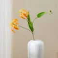 Τεχνητό λουλούδι κρίνου Gloriosa με λευκό κεραμικό βάζο για διακόσμηση σπιτιού μας. - Πορτοκαλί