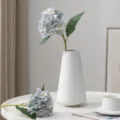 Ortensia artificiale con vaso in ceramica bianca per la splendida decorazione della tavola. - Blu Autunno