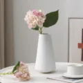 Bouquet di fiori di ortensia artificiale con vaso in ceramica bianca decorazione. - Viola d'Autunno