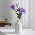 Τεχνητό μωβ λουλούδι ευστώμα σε λευκό κεραμικό βάζο για τη διακόσμηση του σπιτιού σας - Μωβ