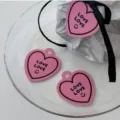 Detail van roze hartvormige cadeaulabels, love love printkaart met zwart lint op glazen schaal display - 50 Stuks/Verpakking (Enkel 5.4*5.8cm) / Roze