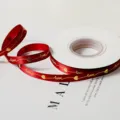 Primo piano di nastro in raso rosso con testo d'amore in folio d'oro e cuori per confezioni regalo. - Rosso / 1cm*22m