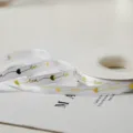 Nastro di raso bianco con motivi amore e cuori dorati, perfetto per confezionare regali. - Bianco / 1cm*22m