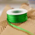 Groene dubbelzijdige polyester satijn lint close-up, perfect voor cadeoverpakkingen en knutselen. - Breedte 0,5cm, Lengte 45m / Groen