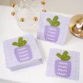 Primo piano di biglietti augurali decorativi con motivo a griglia viola e simpatica pianta. - Stile B 6*6cm (50 Pezzi/Confezione)