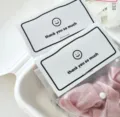 Carta di Confezione Accessorio per Capelli Fiocco Rosa Stile INS Cartolina Pieghevole - Faccina sorridente / 50 Pezzi