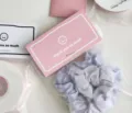 Scrunchie per Capelli a Quadri Viola Stile INS con Set di Imballaggio per Biglietti - Faccina Sorridente Rosa / Foglio Singolo 8x8cm