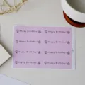 Foglio di adesivi di compleanno viola con illustrazioni carine e testo Buon Compleanno. - Torta Cucciolo Rosa / 8 Pezzi/Foglio (6*2cm)