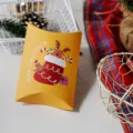 Vue de détail en gros plan de la boîte cadeau coussin de Noël jaune avec renne. - Élan Jaune / Emballage à Plat