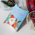 Détail de boîte oreiller de Noël bleue avec impression de père Noël et élan. - Père Noël / Emballage à Plat
