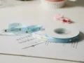 Nastro in raso azzurro con cuori d'amore dorati, ideale per confezioni regalo e decorazioni. - Blu Chiaro / 1cm*22m