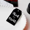 Etichetta appendibile in carta nera di Halloween con calligrafia bianca trick or treat - Modello 4 / 50 Pezzi