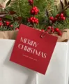 Gros plan détail d'une carte de vœux de Noël rouge avec des branches de pin et des baies. - 50 Pièces/Paquet / Rouge