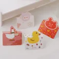 Detailaufnahme süßer Cartoon-Grußkarten mit entzückenden Tierdesigns auf strukturiertem Hintergrund. - Vier Stil Packung