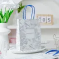 Lente vogel geschenk papieren zak met blauw handvat, elegant bloemdessin verpakking tas. - Hetzelfde Patroon Aan Beide Kanten / 15*8*21cm