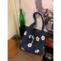Comoda borsa a tracolla in peluche con ricamo floreale bianco, morbida borsa invernale. - Blu