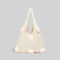 Beigefarbene Strick-Tasche mit rosa Häkelblumen, lässige handgemachte Schultertasche für Damen. - Rosa