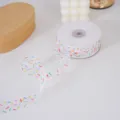 Bunte Streusel weiße Geschenkband Rolle zum Verpacken von Geschenken und DIY Deko. - Diagonale Streifen