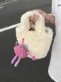 Borsa a secchiello in peluche invernale da donna borsa in ecopelliccia soffice ciondolo mostro - Borsa Singola / Bianco