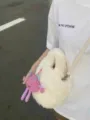 Morbida borsa a secchiello in peluche da donna con simpatico ciondolo mostriciattolo chic. - Con Ciondolo / Bianco