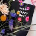 Tarjeta cuadrada con flores y diseño Super Happy Day, ideal para regalos de cumpleaños. - Super Happy Day 7*8.7cm (Paquete de 30)