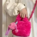 Borsa a secchiello in peluche rosa con ciondolo mostro, borsa a tracolla soffice e carina - Con Ciondolo / Rosa