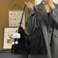 Borsa a tracolla nera stropicciata in stile coreano con grazioso ciondolo nuvola. - Nero