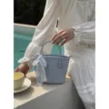 Borsa a secchiello trapuntata azzurro chiaro per donna, elegante borsa stile vacanza. - Blu