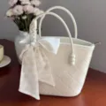Borsa a mano trapuntata bianca da donna, elegante borsa tote con fiocco e perle. - Bianco