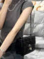 Bolso de hombro acolchado negro para mujer, elegante bolso cruzado con detalle de metal. - Negro