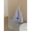Borsa a tracolla in tela a righe blu e bianche con stampa di lettere rosse, shopper casual. - Bianco