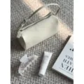 Dettaglio borsa a tracolla cilindrica mini in pelle PU con texture squisita e stile chic. - Bianco