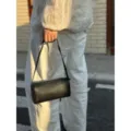 Borsa a tracolla cilindrica in pelle PU nera minimalista da donna, mini borsa chic. - Nero