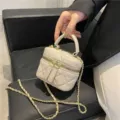 Mini bolso cruzado acolchado con cadena para mujer, elegante bolso vanity beige compacto. - S / Blanco