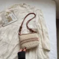 Borsa a tracolla mini in crochet fatta a mano da donna, graziosa borsa lavorata a maglia. - senza ciondolo / Beige e kaki