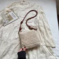 Mini borsa a tracolla in maglia beige, borsetta telefono uncinetto con manici marroni. - senza ciondolo / Bianco avorio