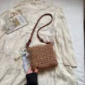 Borsa a tracolla mini in crochet lavorata a mano marrone con grazioso fiocco di perle. - senza ciondolo / Kaki