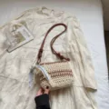 Borsa a tracolla all'uncinetto fatta a mano, elegante mini borsa in maglia da donna casual. - con portachiavi / Beige e kaki
