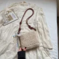 Mini Sac Bandoulière Tricoté, Sac Téléphone Beige Tissé avec Noeud perlé et Sangle Marron - Avec Pendentif / Blanc Cassé