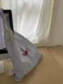 Dettaglio ravvicinato della borsa shopper in tela a righe casual con stampa di lettere. - Bianco