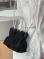 Borsa a tracolla nuvola plissettata nera con manici in strass e catena argento donna. - Nero