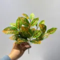 Rama de planta artificial para decoración de interiores, follaje variegado y realista. - Crotón Variegado