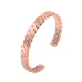 Vista dettagliata di un bracciale magnetico in puro rame antifatica, design intrecciato vintage. - Rame Grezzo
