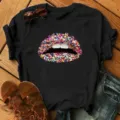 Gedetailleerd overzicht van dames casual zwart korte mouw t-shirt met kleurrijke lippenprint. - S / Zwart