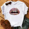 Dames casual witte korte mouw t-shirt met kleurrijke sprenkel lippen print grafische top. - S / Wit